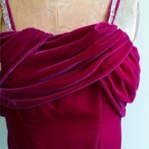 Beautiful vintage 1940s velvet dress